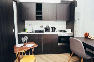 Η κουζίνα ή μικρή κουζίνα στο No46 Stylish City Studio Apartment, By DerBnB