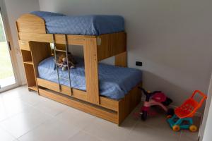 ein Etagenbett in einem Zimmer mit einem Spielzeug in der Unterkunft Casa El Descanso in Paraná + 15 Fotos