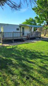 une maison avec deux bancs devant une cour dans l'établissement Le fief, à Le Tablier 2 autres photos