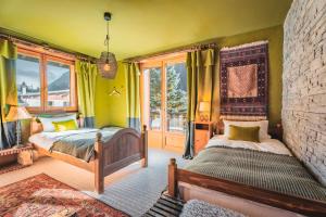 The Fat Fox Lodge, Morzine客房内的一张或多张床位