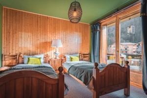 The Fat Fox Lodge, Morzine客房内的一张或多张床位