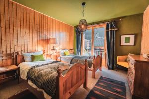 The Fat Fox Lodge, Morzine客房内的一张或多张床位