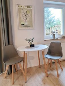 a small table and two chairs in a room at RegioStyle Apartment an der Müritz in Waren