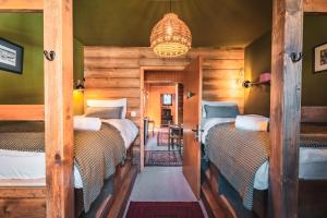 The Fat Fox Lodge, Morzine客房内的一张或多张床位