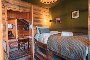 The Fat Fox Lodge, Morzine客房内的一张或多张床位