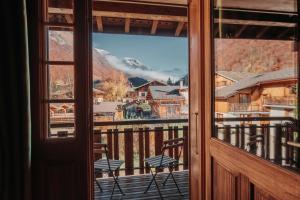 The Fat Fox Lodge, Morzine的阳台或露台