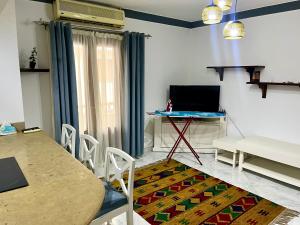 Et tv og/eller underholdning på Red Sea Breeze, Modern 1BR in Hadaba, Sharm El-Sheikh