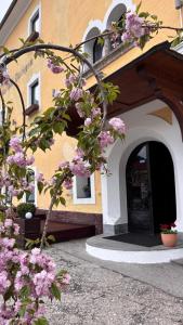 Edifici on està situat l'hostal o pensió