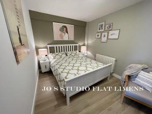 a small bedroom with a bed and two lamps at Jo's Studio Flat Limens in Cangas de Morrazo