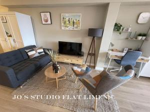 Χώρος καθιστικού στο Jo's Studio Flat Limens