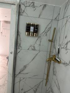 een badkamer met een douche met wit marmer bij Asdreamslove in Alès