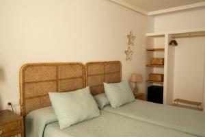 Postel nebo postele na pokoji v ubytování Rompeolas Playa