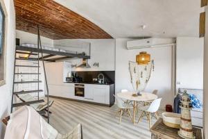 a kitchen and dining room with a table and chairs at Sa Calma - Cap Sa Sal Begur in Isla Negra +19 photos