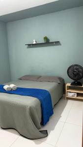 una camera da letto con un letto con una parete blu di Studio Capital do Forró a Caruaru