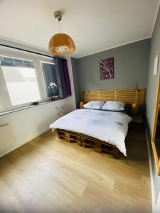 ein Schlafzimmer mit großem Bett und Fenster in der Unterkunft Susi's Seeblick in Waren (Müritz)