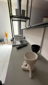 una ciotola bianca seduta su un tavolo in una stanza di Studio Capital do Forró a Caruaru