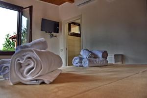 a room with towels on top of a bed at La dimora di campagna in Cellole
