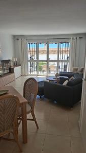 een woonkamer met een bank en een tafel bij Carmen Casa Helena in Nerja