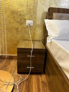 Ένα ή περισσότερα κρεβάτια σε δωμάτιο στο Shiv - The Luxurious Gold Studio in Jaipur