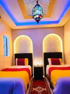 Postel nebo postele na pokoji v ubytování Quarya Assiyahia - Riad CAMILIA- Maison entière avec piscine + 14 fotografií