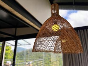 einer Deckenleuchte in der Unterkunft Lux 28 - Casa moderna piscina aquecida e vista in Teresópolis