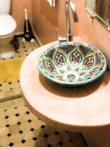 Koupelna v ubytování Quarya Assiyahia - Riad CAMILIA- Maison entière avec piscine