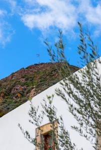 Φωτογραφία από το άλμπουμ του At the Side of the Castle στην Πλάκα Μήλου