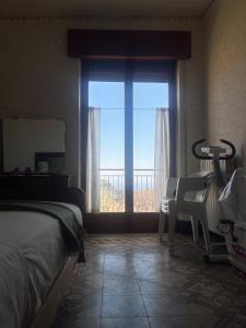 Un dormitorio con una cama y una ventana con vistas. en Casa Dalì, en Pianillo 12 fotos más