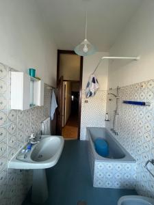 un baño con lavabo y bañera en Casa Dalì, en Pianillo