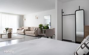 Luxury Apartments And Studios At Sea Side By Rently客房内的一张或多张床位