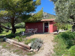Gallery image of Le Cabanon des oliviers in Saint-Hippolyte-le-Graveyron