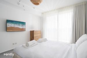 Luxury Apartments And Studios At Sea Side By Rently客房内的一张或多张床位