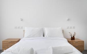 Luxury Apartments And Studios At Sea Side By Rently客房内的一张或多张床位
