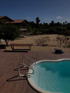 ein Whirlpool auf einer Terrasse neben einem Strand in der Unterkunft Chalé Casa Moitas in Amontada + 4 Fotos