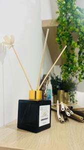a black box sitting on top of a table with scissors at Gevihome in Capua