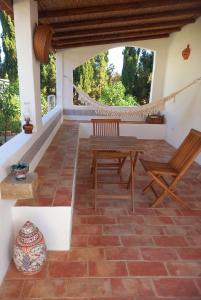 un patio con 2 sedie e un'amaca di Vila Kuka 2 a Tavira