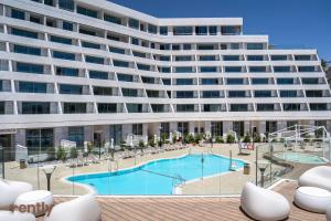 Luxury Apartments And Studios At Sea Side By Rently内部或周边的泳池