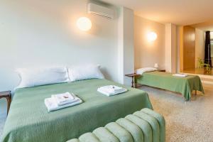 een slaapkamer met twee bedden met handdoeken erop bij Apartments Navigli Center in Milaan