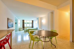 een keuken en woonkamer met een tafel en stoelen bij Apartments Navigli Center in Milaan