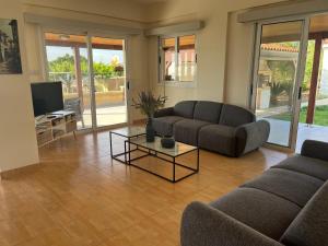 O zonă de relaxare la Beachfront Villa Thomas 5