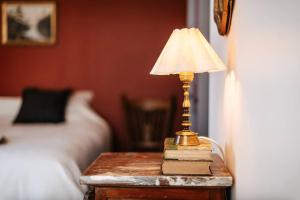 Postel nebo postele na pokoji v ubytování Majestic Manor Gardens An Elegant Private Retreat