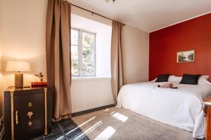 Postel nebo postele na pokoji v ubytování Majestic Manor Gardens An Elegant Private Retreat