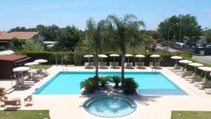 Vue sur la piscine de l'établissement Magicomar Hotel ou sur une piscine à proximité