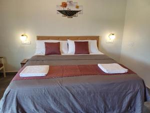 um quarto com uma cama grande com duas toalhas sobre ela em The Malshej Mist em Ghātghar