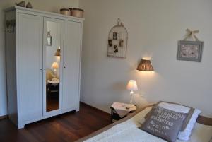 Letto o letti in una camera di Appartements & Chambres Les Loges du Capucin