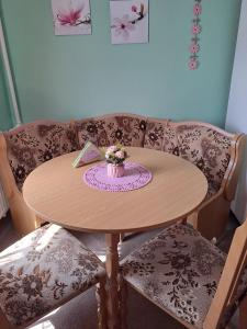 - une table en bois avec un bol de fleurs dans l'établissement Pension Kaufmann Ferienwohnung 2, à Oberwiesenthal