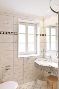 Un baño con bañera, lavabo y ventana. en Vineta-App-02, en Heringsdorf