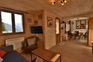 TV a/nebo společenská místnost v ubytování CHALET SERRE CHEVALIER AVEC VUE EXCEPTIONNELLE