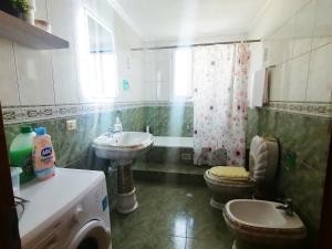 Ένα μπάνιο στο Margarita - Entire house with 4 bedrooms and free parking +30 φωτογραφίες