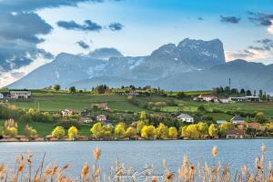 a small town by a lake with mountains in the background at Villa Côté Ceüze Pelleautier in Pelleautier